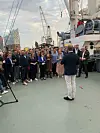 Michael Kruse (vorne) spricht direkt nach den ersten Prognosen auf der Cap San Diego.