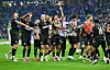 St. Paulis Spieler jubeln vor der Kurve