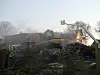 Ein Bagger riss die Überreste des Gebäudes ein.