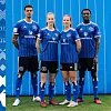 Unter anderem Robert Glatzel (l.) und Bakery Jatta (r.) präsentierten das HSV-Supporters-Trikot.