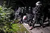 Eine Person wird von Polizisten festgenommen.