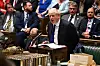 Johnson steht im britischen Unterhaus am Mikrofon