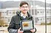 Lucas Fuchs hält ein Tablet, das eine online-Petition zeigt. Der 18-Jährige hat die Petition, die mehr als 560 Stimmen bekommen hat, initiiert, um für einen Dönerladen in Essingen zu werben.
