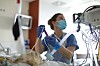 Im Intensiv- und Überwachungsbereich im Klinikum Südstadt wird eine Patientin von Krankenschwester Steffi medizinisch versorgt.
