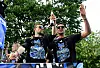 Im Mai feierten Jonas Meffert und Robert Glatzel gemeinsam auf einem Aufstiegs-Truck.