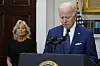 Joe Biden steht am Mikrofon und schaut auf den Boden