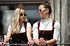 Lena Oberdorf mit Giulia Gwinn bei der Titelfeier des FC Bayern