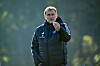 HSV-Vorstand Stefan Kuntz macht eine Handgeste im Training