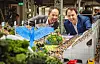 Frederik (rechts) und Gerrit Braun im neuen Südamerika-Abschnitt des Miniatur Wunderlandes.