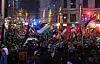 Teilnehmer einer Pro-Palästina-Demo in Leipzig ziehen nach Einbruch der Dunkelheit weiter durch die Stadt.