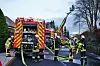 Feuerwehrleute löschen einen Brand. (Symbolbild)