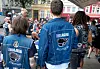 Besucher der Weltturbojugendtage tragen Jacken mit der Aufschrift „Turbojugend“.