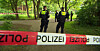 Polizisten vor Absperrband