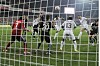 St. Paulis Markus Thorandt köpft den Ball ins Tor