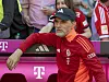 Thomas Tuchel lehnt sich lässig gegen die Trainerbank