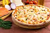 Pizza mit Zitronenscheiben