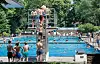 Symbolbild: Bei schwülen 31 Grad Lufttemperatur genießen die Besucher die Abkühlung im Kaifu-Freibad.