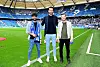Zum ersten Mal bei „seinen“ Rothosen: Bassam Alsalem (l.) mit HSV-Chef Jonas Boldt (M.) und seinem Kumpel