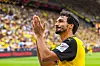 Mats Hummels klatscht im BVB-Trikot