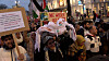 Bei einer Pro-Palästina-Demo halten Teilnehmer Babypuppen in Leichentüchern hoch.
