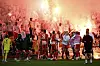 Die Union-Fans feiern ihre Gewinner mit Pyro-Technik. Genau die hätte kurz zuvor aber beinahe für einen Spielabbruch gesorgt.