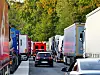 Fehlende Stellplätze: Lkw stehen außerhalb der Parkflächen auf dem Rastplatz.