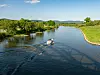 Ein Motorboot fährt auf der Weser.