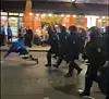 Szene aus einer Videoaufnahme des Polizeieinsatzes auf der Berliner Oranienstraße am 1. Mai: Ein Polizist mit Schlagstock in der Hand stößt einen Mann um, der daraufhin aufs Pflaster schlägt.