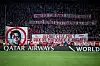 Kurve des FC Bayern hält Banner gegen den PSG-Boss hoch