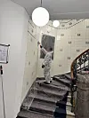 Handwerker klebten die historischen Fliesen des Bülowhauses in der City zu