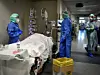 Ein Bild aus dem Frühjahr 2020: Weil alle Krankenzimmer voll waren, behandelten Ärzte dieses Krankenhauses in Brescia ihre Covid-Patienten auf dem Flur. Mediziner befürchten solche Szenen auch aktuell.
