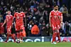 Bayern-Spieler Mane und Gnabry mit gesenkten Köpfen.