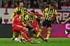 Bayern- und Dortmund-Spieler im Zweikampf