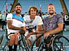 Alexander Zverev gratuliert den Australiern Dylan Alcott und Heath Davidson (l.) am Donnerstag zum Doppel-Sieg in Melbourne.
