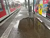 Im brandneuen Bahnsteig haben sich schon Kuhlen gebildet – die sich bei Regen mit Wasser füllen.