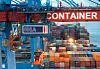 Container werden im Hafen umgeschlagen