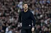 Real Madrids Trainer Xabi Alonso schaut skeptisch auf das Spielfeld