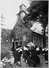 Historisch gekleidete Sargträger, sogenannte „Reitendiener“, tragen den Sarg mit dem Ermordeten aus der Nienstedter Kirche.