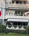Zwei Männer hievten den 70 Kilo schweren Hund über das Balkongeländer.