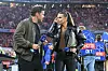 Michael Ballack und Laura Wontorra plaudern in einer Sendepause von DAZN.