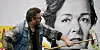 Ein Arbeiter klebt ein Großplakat mit dem Konterfei von Anna von Treuenfels (FDP), Spitzenkandidatin der FDP bei der Bürgerschaftswahl in Hamburg. Die Partei verliert in Hamburg gegenwärtig an Halt.