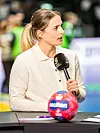 Ex-Handball-Nationalspielerin Dinah Eckerle beim Interview mit Mikrofon in der Hand