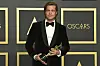 US-Hollywoodstar Brad Pitt hält bei der 92. Verleihung der Academy Awards im Dolby Theatre den Oscar als bester Nebendarsteller in den Händen. (Archivbild von 2020)