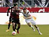 Jens Castrop im Zweikampf mit Karol Mets