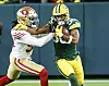 San Franciscos Linebacker De Vondre Campbell wird von Green Bays Chris Brooks an der Maske geblockt.