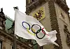 Die Olympische Flagge weht vor dem Hamburger Rathaus