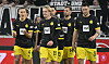 Julian Brandt und seine Dortmund-Kollegen nach dem 1:0-Führungstreffer in Stuttgart