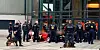 Fans vor dem Stadion im polizeilichem Gewahrsam