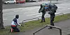 Mit gezückter Waffe nähern sich die Beamten mit Sturmhauben dem Rapper Maxwell von der 187 Strassenbande.