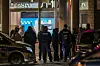Einsatzkräfte vor dem Cinemaxx-Kino in Krefeld. Im Foyer des Kinos haben Polizeibeamte einen mutmaßlichen Serien-Brandstifter niedergeschossen.